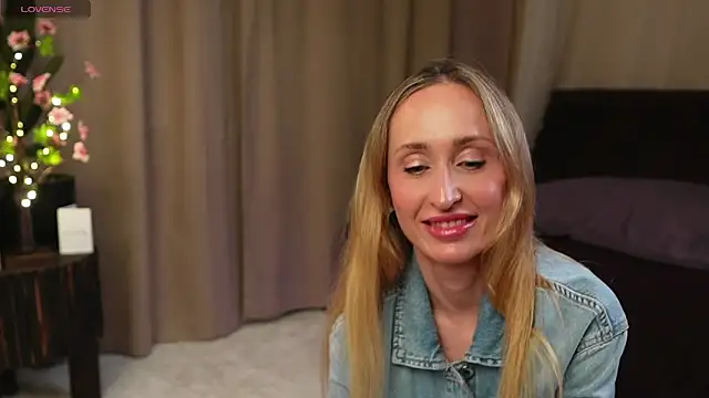 Snapshot of Emely_Moon chatting on 06/04/26, 07:31 Emely Moon online show from 06/04/26, 07:31