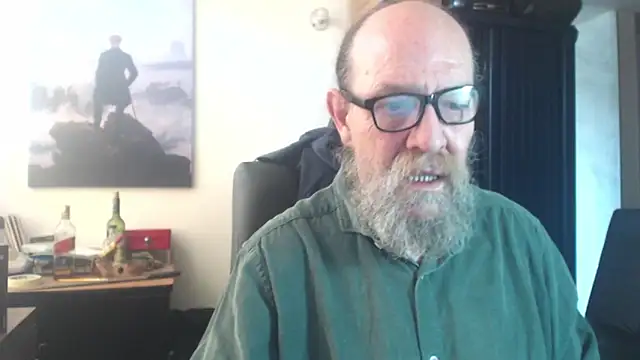 Snapshot of Uncle_Hottie chatting on 06/19/26, 03:27 Uncle Hottie online show from 06/19/26, 03:27