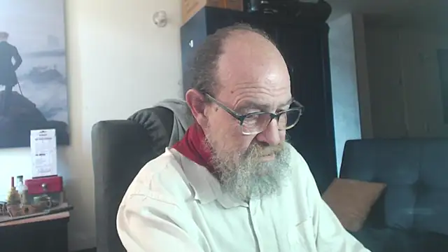 Snapshot of Uncle_Hottie chatting on 07/07/26, 03:27 Uncle Hottie online show from 07/07/26, 03:27