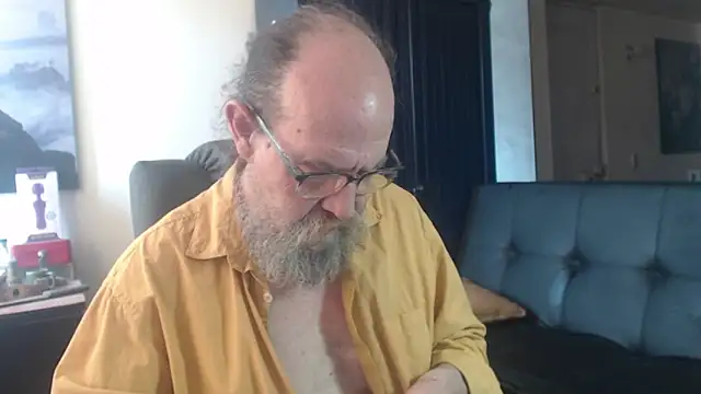 Snapshot of Uncle_Hottie chatting on 07/17/26, 05:40 Uncle Hottie online show from 07/17/26, 05:40