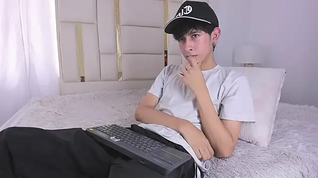 julian xx online show from 07/18/26, 07:39