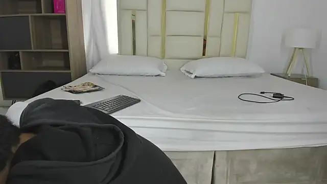 julian xx online show from 07/31/26, 07:02