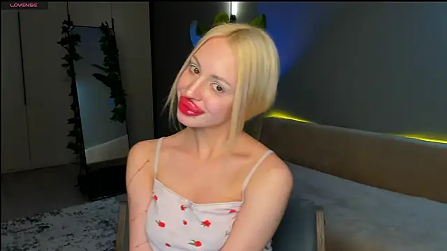 Snapshot of Luna_Beverly chatting on 03/23/26, 08:02 Luna Beverly online show from 03/23/26, 08:02