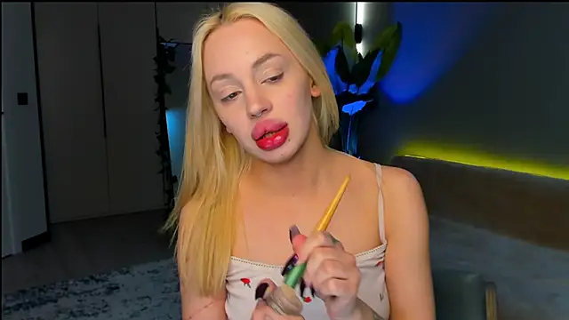 Snapshot of Luna_Beverly chatting on 03/30/26, 08:32 Luna Beverly online show from 03/30/26, 08:32