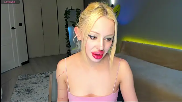 Snapshot of Luna_Beverly chatting on 04/07/26, 08:09 Luna Beverly online show from 04/07/26, 08:09