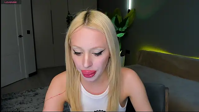 Snapshot of Luna_Beverly chatting on 04/10/26, 08:24 Luna Beverly online show from 04/10/26, 08:24