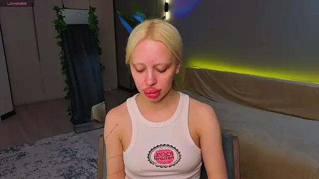 Snapshot of Luna_Beverly chatting on 05/14/26, 08:15 Luna Beverly online show from 05/14/26, 08:15