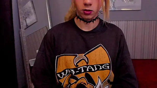 Snapshot of vicky_fant4sy chatting on 03/18/26, 01:47 vicky fant4sy online show from 03/18/26, 01:47