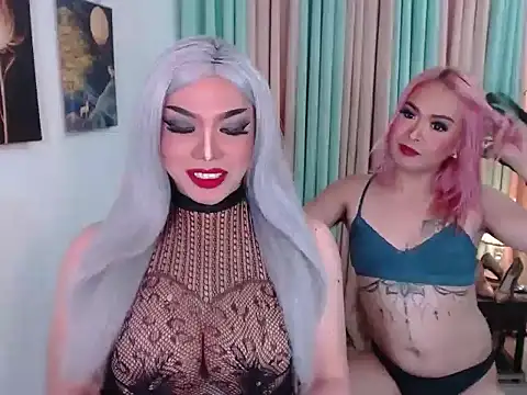Snapshot of QueensOfcum chatting on 01/16/26, 02:04 QueensOfcum online show from 01/16/26, 02:04