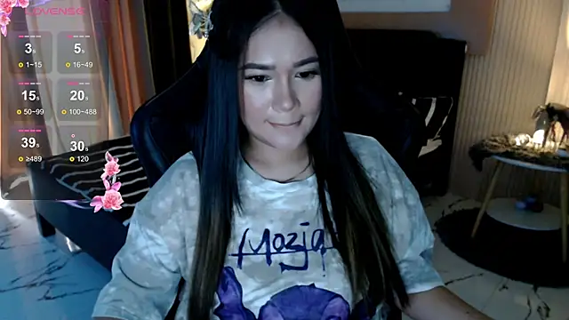 Snapshot of simplykhate chatting on 02/06/26, 01:43 simplykhate online show from 02/06/26, 01:43