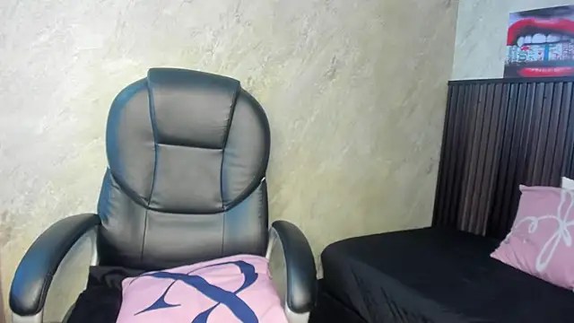 Snapshot of tanisha__lux chatting on 02/28/26, 08:32 tanisha lux online show from 02/28/26, 08:32
