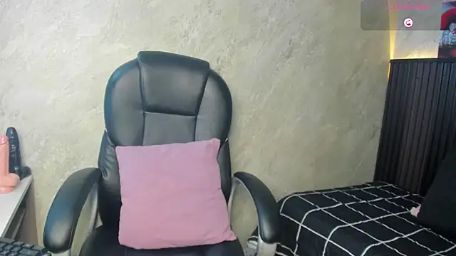 Snapshot of tanisha__lux chatting on 03/04/26, 10:16 tanisha lux online show from 03/04/26, 10:16