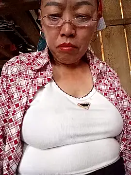 Snapshot of Agnes-baby chatting on 04/05/26, 02:42 Agnes-baby online show from 04/05/26, 02:42