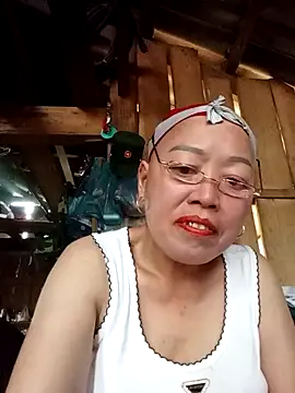 Snapshot of Agnes-baby chatting on 04/18/26, 02:15 Agnes-baby online show from 04/18/26, 02:15