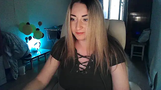 Snapshot of FoxyAnn12 chatting on 06/21/26, 04:53 FoxyAnn12 online show from 06/21/26, 04:53