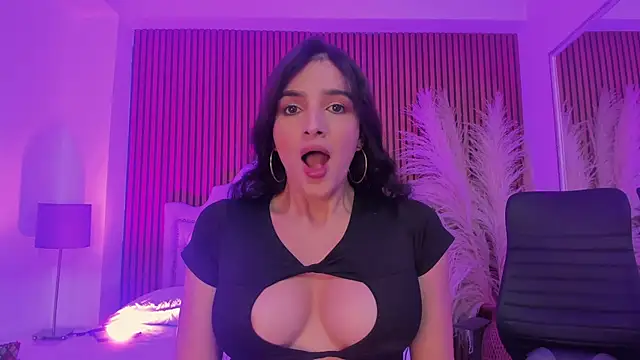 Snapshot of Violett_hott_ chatting on 02/02/26, 12:37 Violett hott online show from 02/02/26, 12:37