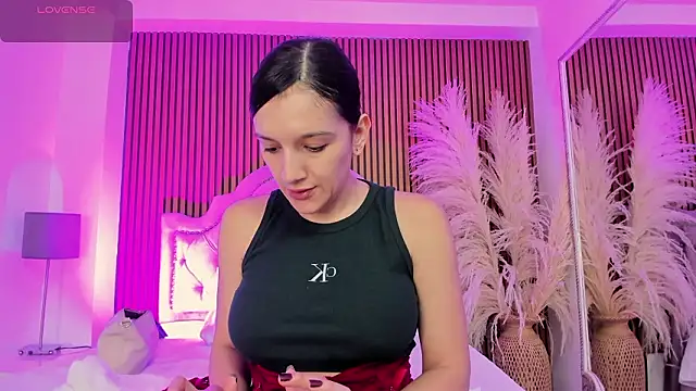 Snapshot of Violett_hott_ chatting on 02/03/26, 12:32 Violett hott online show from 02/03/26, 12:32