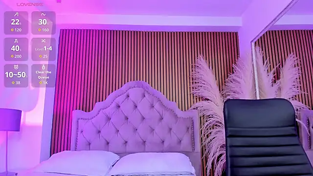 Snapshot of Violett_hott_ chatting on 02/27/26, 01:11 Violett hott online show from 02/27/26, 01:11
