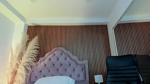 Snapshot of Violett_hott_ chatting on 03/23/26, 12:42 Violett hott online show from 03/23/26, 12:42