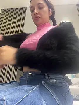 Snapshot of Violett_hott_ chatting on 04/18/26, 11:47 Violett hott online show from 04/18/26, 11:47