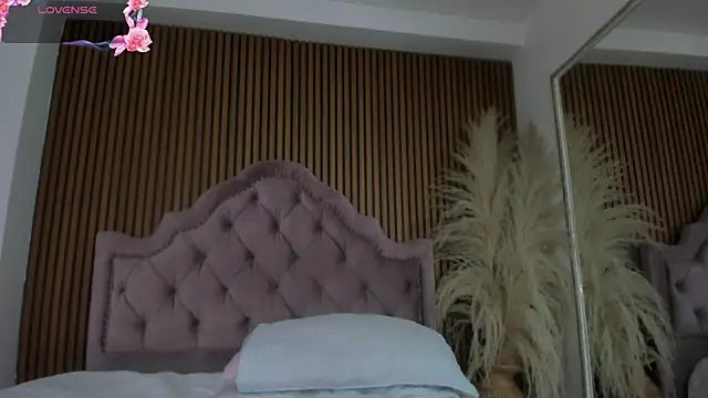 Snapshot of Violett_hott_ chatting on 04/21/26, 12:22 Violett hott online show from 04/21/26, 12:22