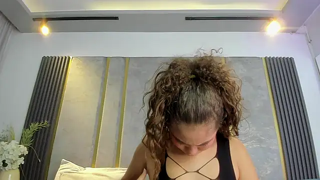 Snapshot of CamilaCastillo chatting on 03/27/26, 07:57 CamilaCastillo online show from 03/27/26, 07:57