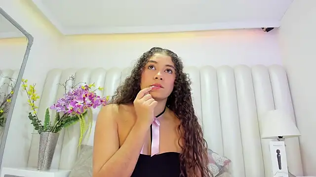 Snapshot of CamilaCastillo chatting on 04/16/26, 09:39 CamilaCastillo online show from 04/16/26, 09:39