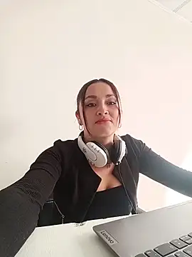 Snapshot of Alejandra_N chatting on 06/10/26, 01:21 Alejandra N online show from 06/10/26, 01:21