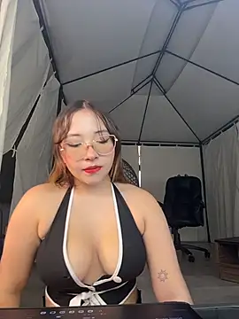 Snapshot of AliciaWhite_nt chatting on 06/11/26, 12:32 AliciaWhite nt online show from 06/11/26, 12:32