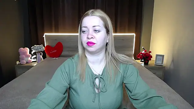 Snapshot of OliviaVerr chatting on 03/03/26, 01:17 OliviaVerr online show from 03/03/26, 01:17