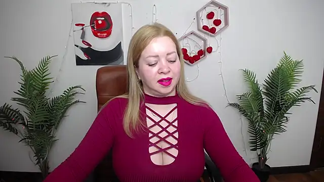 Snapshot of OliviaVerr chatting on 04/24/26, 01:02 OliviaVerr online show from 04/24/26, 01:02