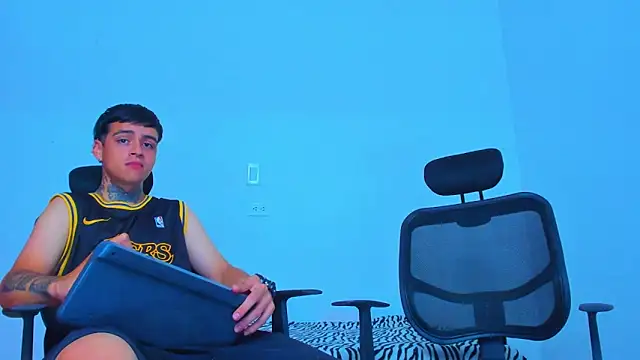 Snapshot of Thomas-Wil chatting on 04/22/26, 03:24 Thomas-Wil online show from 04/22/26, 03:24