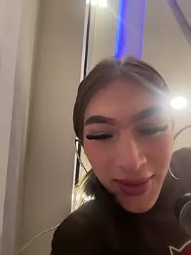 Snapshot of lizz_lunna chatting on 04/28/26, 03:44 lizz lunna online show from 04/28/26, 03:44