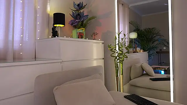 Snapshot of Tinydoll_XO chatting on 04/16/26, 02:18 Tinydoll XO online show from 04/16/26, 02:18