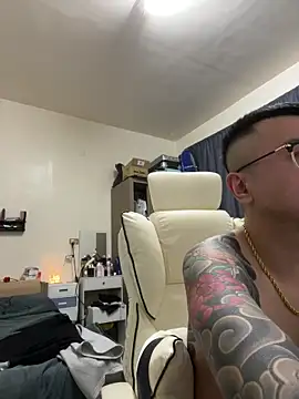 Snapshot of barry02082147 chatting on 12/19/25, 01:18 barry02082147 online show from 12/19/25, 01:18