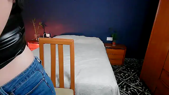 Snapshot of Alice_Dan chatting on 02/05/26, 04:44 Alice Dan online show from 02/05/26, 04:44