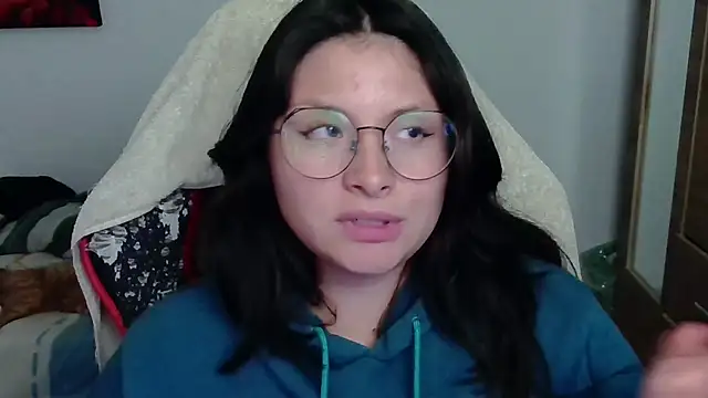 Snapshot of yessica_gomez01 chatting on 05/19/26, 01:56 yessica gomez01 online show from 05/19/26, 01:56