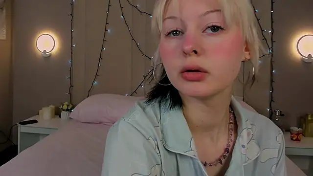 Snapshot of AdeleSilvy chatting on 01/17/26, 01:43 AdeleSilvy online show from 01/17/26, 01:43