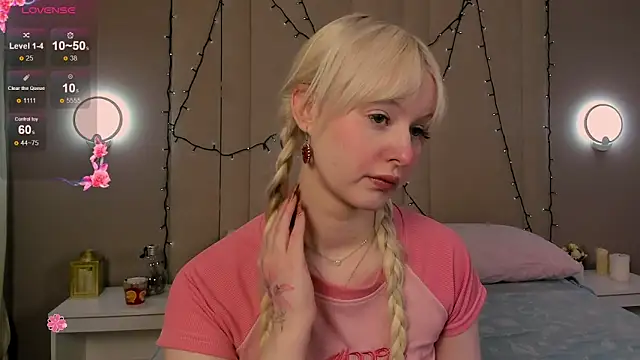 Snapshot of AdeleSilvy chatting on 03/19/26, 01:53 AdeleSilvy online show from 03/19/26, 01:53