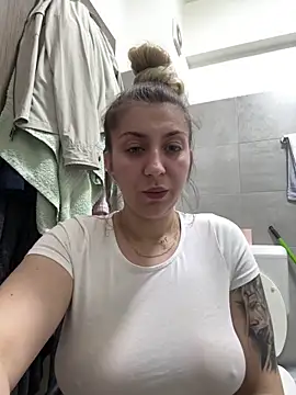 Snapshot of dalia0710 chatting on 04/16/26, 09:39 dalia0710 online show from 04/16/26, 09:39