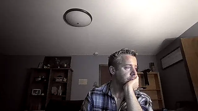 Snapshot of chrisw8140 chatting on 03/17/26, 05:55 chrisw8140 online show from 03/17/26, 05:55