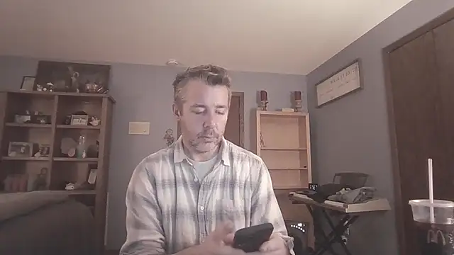 Snapshot of chrisw8140 chatting on 03/20/26, 04:28 chrisw8140 online show from 03/20/26, 04:28