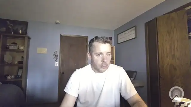 Snapshot of chrisw8140 chatting on 03/31/26, 04:29 chrisw8140 online show from 03/31/26, 04:29