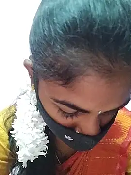 Snapshot of Tamil_Hot_RoyalQueen chatting on 04/19/26, 02:22 Tamil Hot RoyalQueen online show from 04/19/26, 02:22