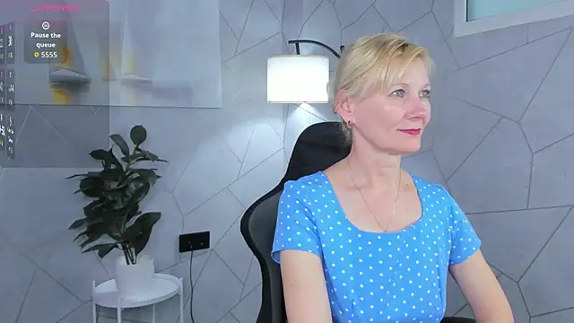 Julie Lucas online show from 06/03/26, 12:24