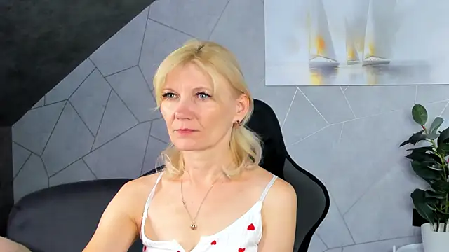 Julie Lucas online show from 07/30/26, 12:42