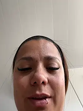 Snapshot of Pretty__Milf chatting on 03/19/26, 05:17 Pretty Milf online show from 03/19/26, 05:17