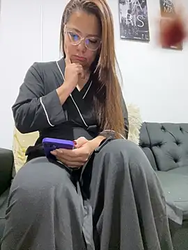 Snapshot of Pretty__Milf chatting on 05/29/26, 10:24 Pretty Milf online show from 05/29/26, 10:24