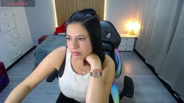 Snapshot of keileen_luna chatting on 02/25/26, 12:26 keileen luna online show from 02/25/26, 12:26