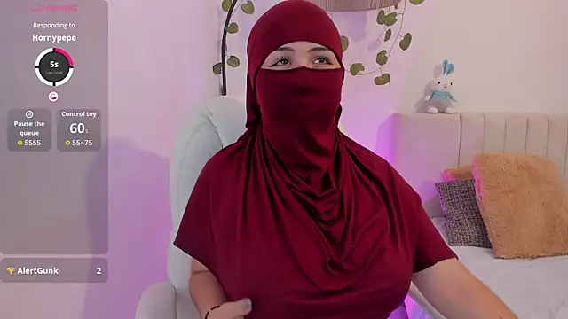 Snapshot of _Amirah chatting on 04/17/26, 06:44 Amirah online show from 04/17/26, 06:44